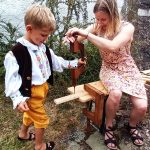 V Žumberku na slavnosti řemesel pomáhal razit dětem pražské groše jako zavedená mincovna. Ruku necítil