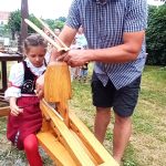 V Žumberku na slavnosti řemesel pomáhal razit dětem pražské groše jako zavedená mincovna. Ruku necítil