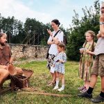 V Žumberku na slavnosti řemesel pomáhal razit dětem pražské groše jako zavedená mincovna. Ruku necítil