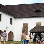V Žumberku na slavnosti řemesel pomáhal razit dětem pražské groše jako zavedená mincovna. Ruku necítil