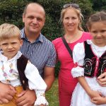 V Žumberku na slavnosti řemesel pomáhal razit dětem pražské groše jako zavedená mincovna. Ruku necítil