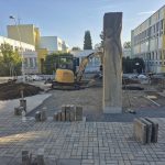 U vstupu do ZŠ Zborovská poroste nová zeleň