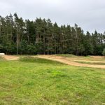 Hluk, černá stavba a stížnosti. O motokrosové dráze v Chotovinách rozhodnou úřady