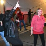 VIDEO. Benátská noc v Borovanech opět lákala. Posádky šťastně dorazily do cíle za hudebního doprovodu kapely Paradoxy