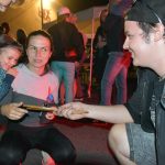 VIDEO. Benátská noc v Borovanech opět lákala. Posádky šťastně dorazily do cíle za hudebního doprovodu kapely Paradoxy