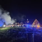 V Dobechově u Kaplice v noci hořel srub. Škoda se odhaduje přes deset milionů