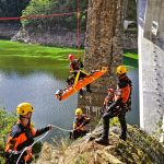 Hasiči lezci otestovali své schopnosti na bývalém železničním mostě u Červené nad Vltavou