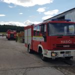 Na Krumlovsku hořela stropní konstrukce haly. Hasiči museli rozebrat dřevěný štít budovy