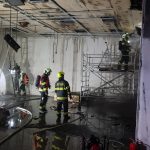 Na Krumlovsku hořela stropní konstrukce haly. Hasiči museli rozebrat dřevěný štít budovy