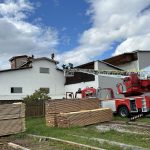 Na Krumlovsku hořela stropní konstrukce haly. Hasiči museli rozebrat dřevěný štít budovy