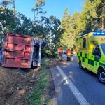 Nákladní auto zůstalo zaklíněné ve stromě. Silnice mezi Lety a Milevskem bude uzavřena