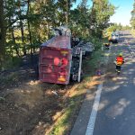 Nákladní auto zůstalo zaklíněné ve stromě. Silnice mezi Lety a Milevskem bude uzavřena