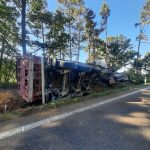 Nákladní auto zůstalo zaklíněné ve stromě. Silnice mezi Lety a Milevskem bude uzavřena