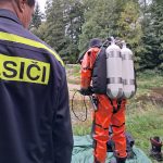 Pátrací akce u Mutěnického jezu: Kolemjdoucí ženy nalezly na břehu oblečení a věci. Hledá se majitel