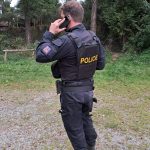 Pátrací akce u Mutěnického jezu: Kolemjdoucí ženy nalezly na břehu oblečení a věci. Hledá se majitel
