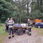 Pátrací akce u Mutěnického jezu: Kolemjdoucí ženy nalezly na břehu oblečení a věci. Hledá se majitel