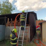 V obci Člunek hořela garáž. Popelem lehly uskladněné balíky sena