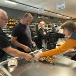 V Měšicích otevřel supermarket COOP TIP. Davy zákazníků už čekaly