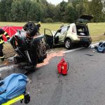 Čelní střet dvou vozidel na Jindřichohradecku skončil tragédií. Jedna žena zemřela, pět lidí je v nemocnici