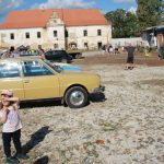 Veteránům to na zámku slušelo. Bzí na jeden den ožilo historickými vozidly