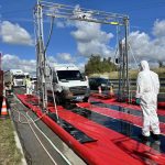 Hasiči na dálnici D3 u Tábora postavili dekontaminační linku