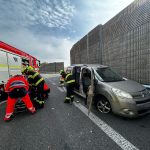 Vážná nehoda na obchvatu Chýnova. V osobním autě zůstal zaklíněný muž