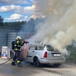 V areálu u Milevska skončilo auto v plamenech