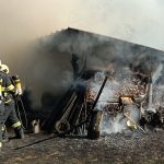 V Krumlově skončilo v plamenech auto zaparkované v přístřešku