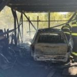 V Krumlově skončilo v plamenech auto zaparkované v přístřešku