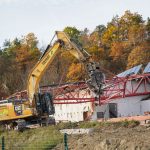 V Českém Krumlově začala demolice vyhořelého bazénu