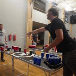 Beer pong plní české hospody, baví hlavně mladé