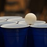 Beer pong plní české hospody, baví hlavně mladé