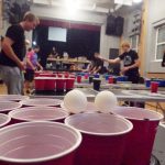 Beer pong plní české hospody, baví hlavně mladé
