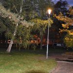 Park na Tyršově náměstí v Milevsku osvětlují nové lampy. Lidé tu pečují o pomník rudoarmějcům