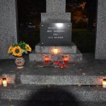 Park na Tyršově náměstí v Milevsku osvětlují nové lampy. Lidé tu pečují o pomník rudoarmějcům