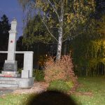 Park na Tyršově náměstí v Milevsku osvětlují nové lampy. Lidé tu pečují o pomník rudoarmějcům