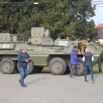 Účastníky třetího srazu milovníků starých vozidel v Olší překvapil obrněný transportér