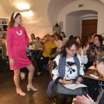 Módní přehlídka v Latinské škole představila barevný styl podzimu
