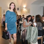 Módní přehlídka v Latinské škole představila barevný styl podzimu