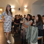 Módní přehlídka v Latinské škole představila barevný styl podzimu