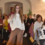 Módní přehlídka v Latinské škole představila barevný styl podzimu