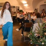 Módní přehlídka v Latinské škole představila barevný styl podzimu
