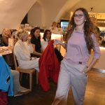 Módní přehlídka v Latinské škole představila barevný styl podzimu