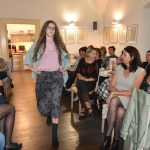 Módní přehlídka v Latinské škole představila barevný styl podzimu