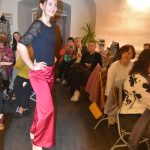 Módní přehlídka v Latinské škole představila barevný styl podzimu