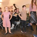 Módní přehlídka v Latinské škole představila barevný styl podzimu