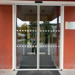 Nemocnice Prachatice vyměnila vstupní dveře. Usnadňují vstup do budovy a spoří teplo