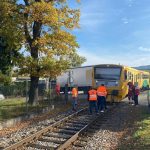 Řidič nákladního auta vjel ve Strakonicích na koleje ve chvíli, kdy tudy projížděl vlak