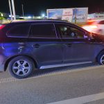 Opilý řidič jel více než 20 kilometrů po ráfku. Poškozenou pneumatiku po cestě roztrhal