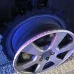 Opilý řidič jel více než 20 kilometrů po ráfku. Poškozenou pneumatiku po cestě roztrhal